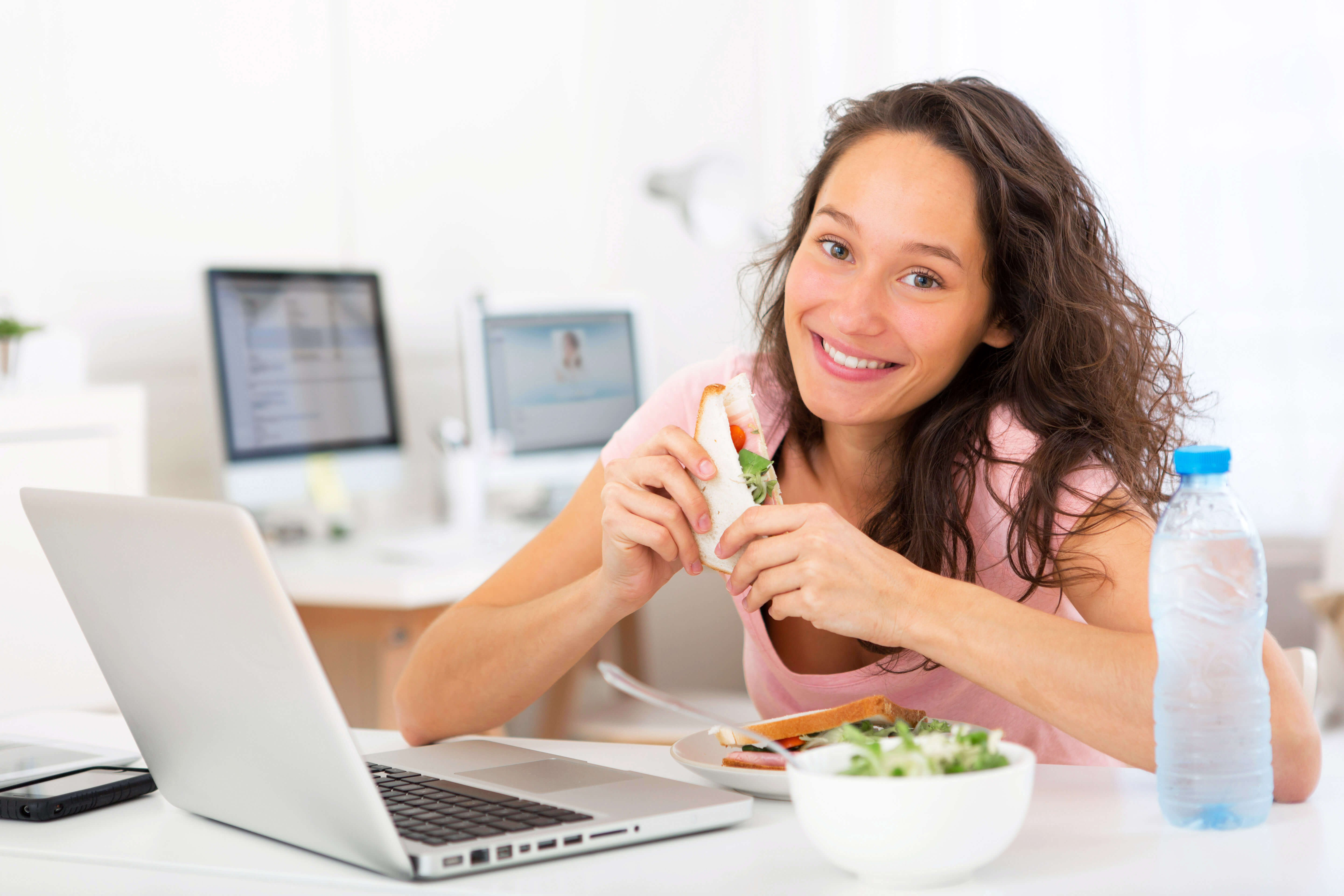 Teacher eating lunch with students on zoom